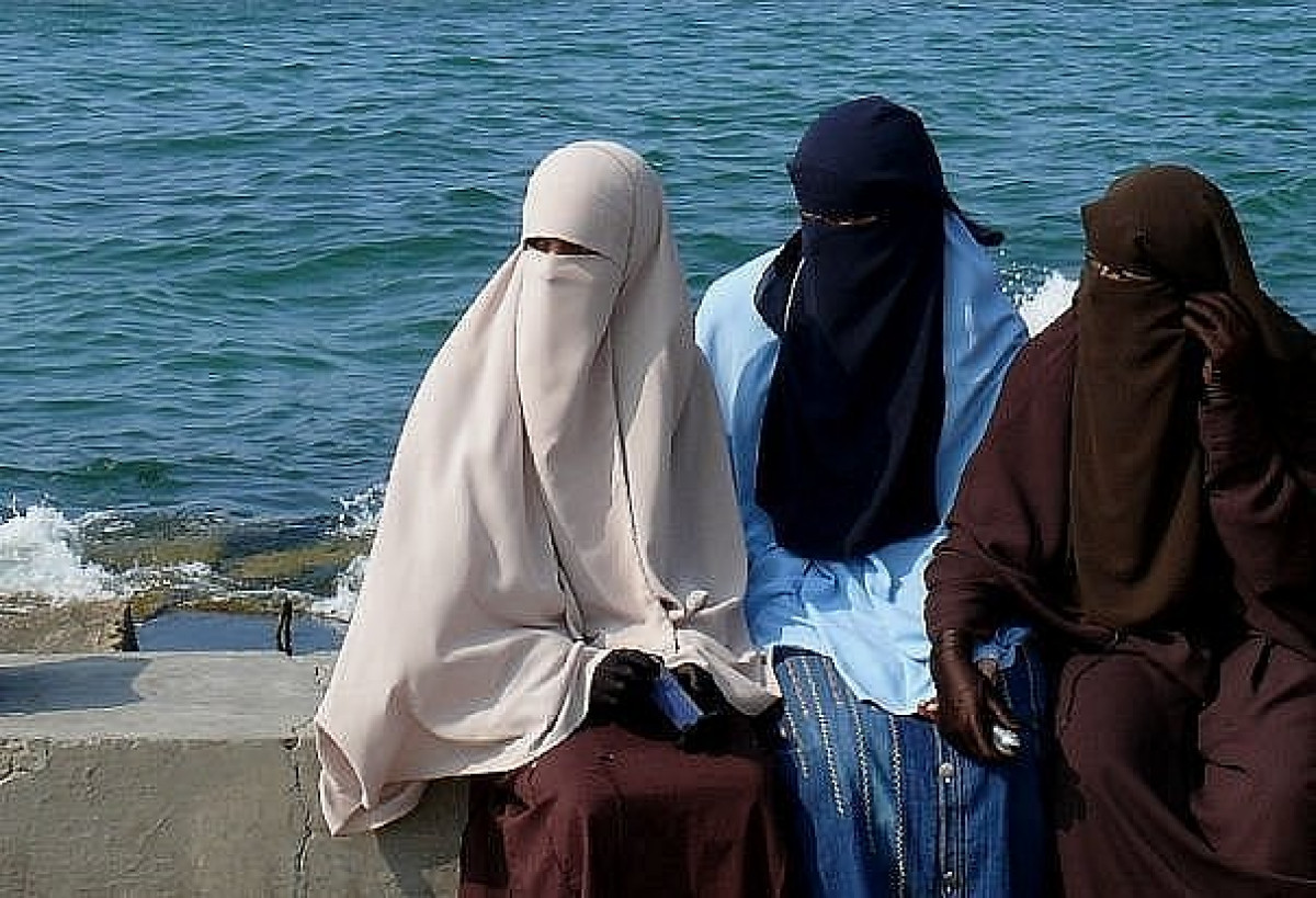 Как ходят мусульмане. Никаб 3 женщины. Египетский никаб. Паранджа в Египте. Паранджа в ОАЭ.